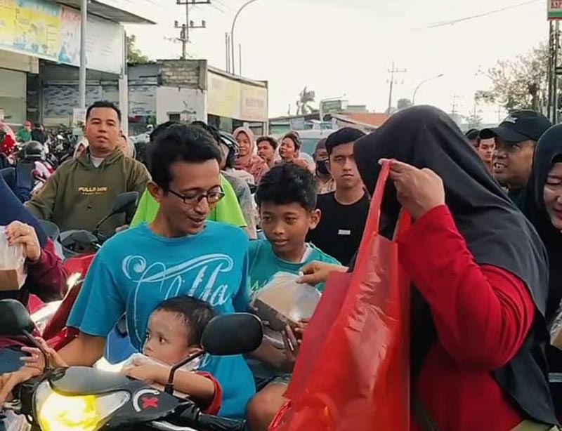 Bulan suci Ramadhan, Club Mobil Cerme Menebar kebaikan dengan berbagi berkah takjil gratis. 